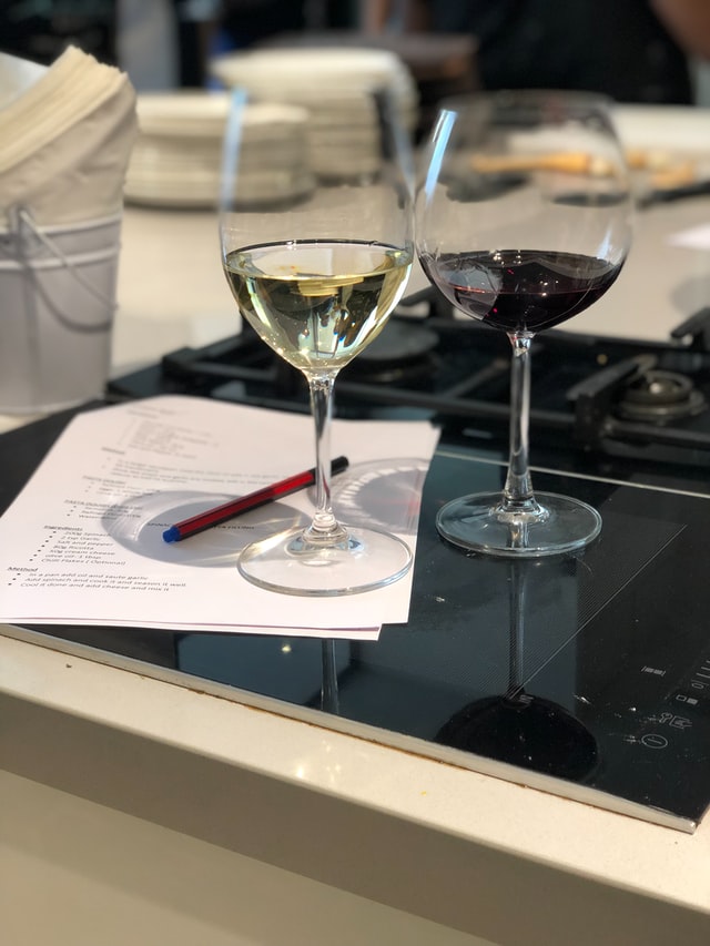 verres-de-vin-rouge-et-blanc-et-blocnote
