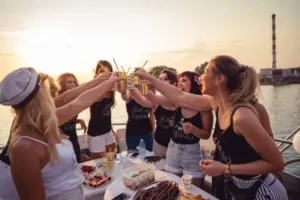 evjf-filles-qui-trinquent-fete-vin