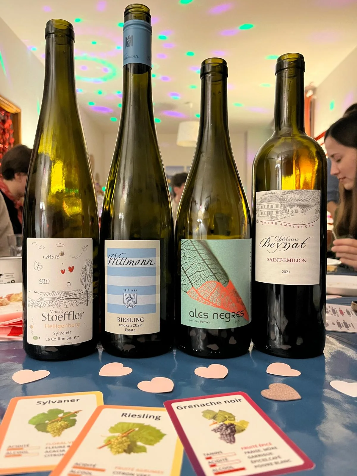 quatre-bouteilles-vin-table-degustation-cepages